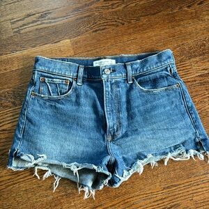Abercrombie & Fitch the mom short high rise size 6